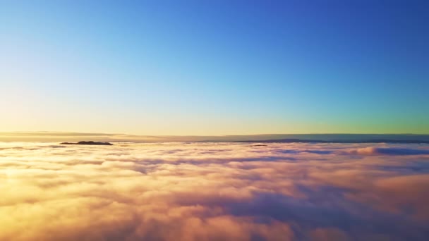 Voando Acima Uma Densa Neblina Nublada Sobre Vale Montanha Pôr — Vídeo de Stock