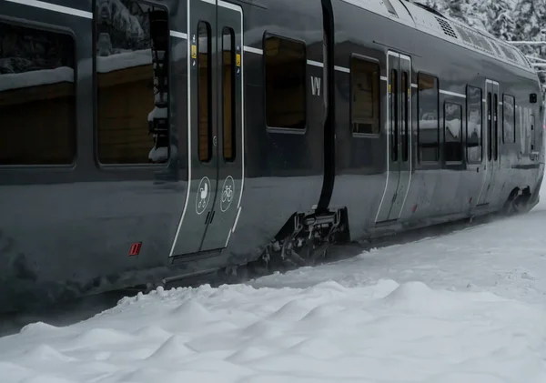 Pociąg Pasażerski Oslo Przejeżdżający Koło Stacji Chłodny Śnieżny Dzień Zimy — Zdjęcie stockowe