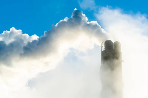 Industriële Rook Stack Zetten Stoom Rook Een Heldere Blauwe Lucht — Stockfoto