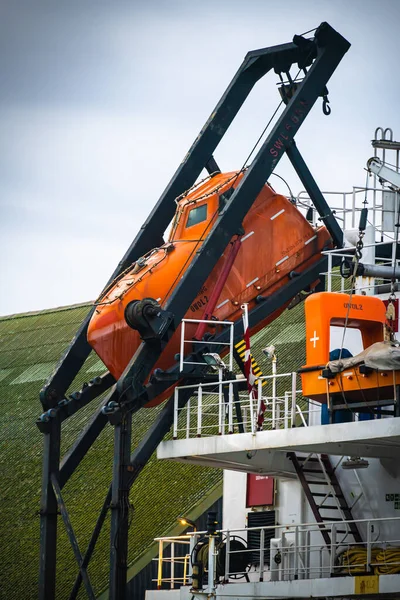 工业级橙色快艇安装在船尾的货轮上 高质量的照片 — 图库照片