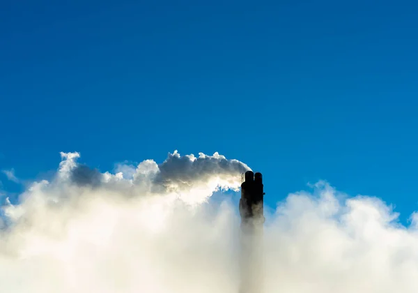 Pilha Fumaça Industrial Colocando Vapor Fumaça Céu Azul Claro Foto — Fotografia de Stock