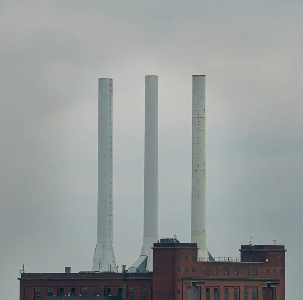 Βιομηχανική Μονάδα Παραγωγής Ενέργειας Από Άνθρακα Τρεις Μεγάλες Καπνοδόχους Απομονωμένες — Φωτογραφία Αρχείου