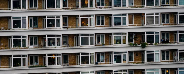 Apartamentos Con Balcones Complejo General Viviendas Entorno Urbano Foto Alta —  Fotos de Stock