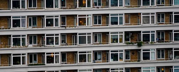 在城市环境中的一般住房建筑群中设有露台的公寓 高质量的照片 — 图库照片