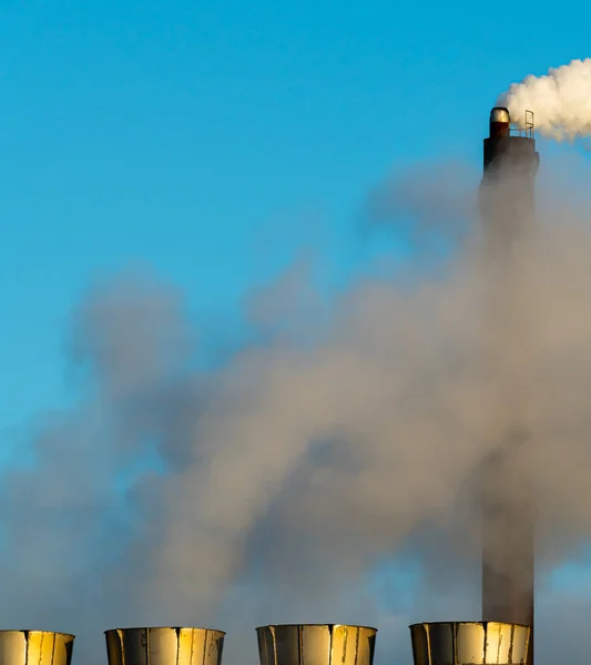 Pilhas Fumaça Industrial Colocando Vapor Fumaça Céu Azul Claro Foto — Fotografia de Stock