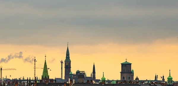 Skyline Copenhague Con Las Torres Ciudad Una Puesta Sol Naranja —  Fotos de Stock