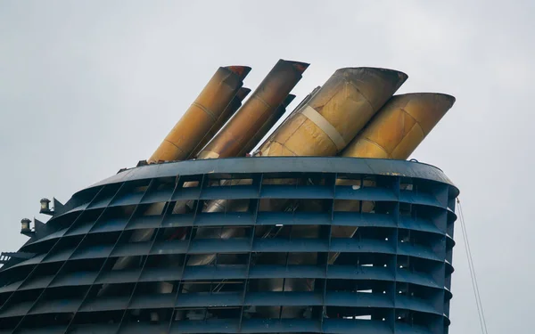 Smokestack Een Grote Cruise Ferry Close Afbeelding Hoge Kwaliteit Foto — Stockfoto