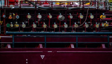 Limana demirlemiş büyük bir ticari yük tankeri gemisinin manifestoları ve boruları. Yüksek kalite fotoğraf