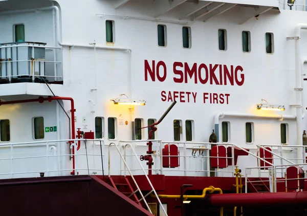 Casa Rodas Grande Navio Tanque Comercial Com Smoking Escrito Frente — Fotografia de Stock