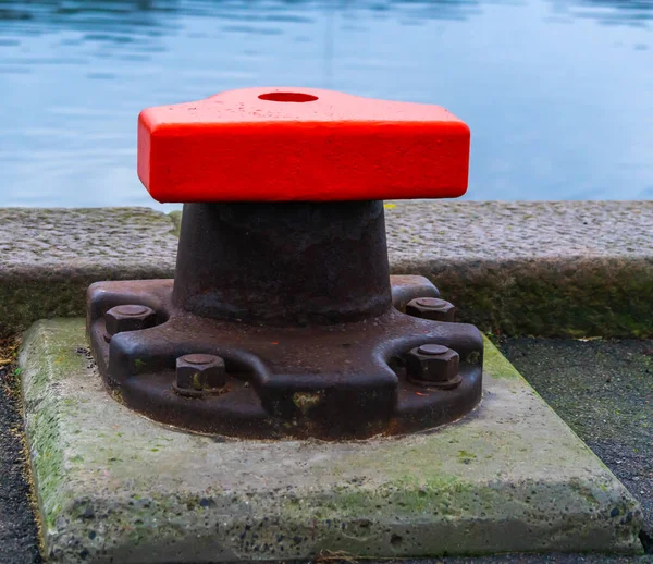 Bollard Ferro Maciço Para Atracar Navios Num Porto Industrial Foto — Fotografia de Stock