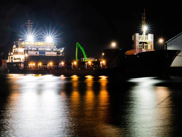 Petrolero Carga Comercial Atracado Puerto Una Noche Oscura Tormentosa Foto —  Fotos de Stock