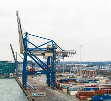 Kopenhag ve Malmö limanındaki konteyner nakliye terminalinde büyük vinçler var. Yüksek kalite fotoğraf