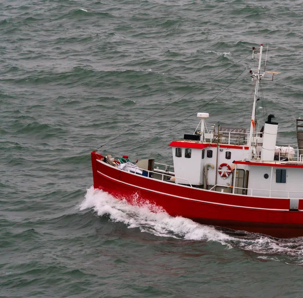 海で古典的な赤い木製の漁船 高品質の写真 — ストック写真