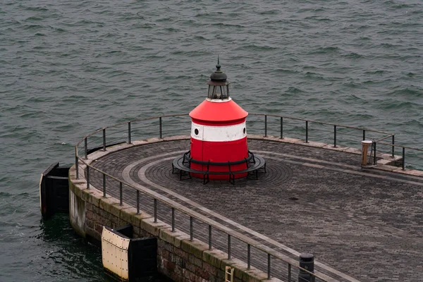 码头上的红色小灯塔 高质量的照片 — 图库照片