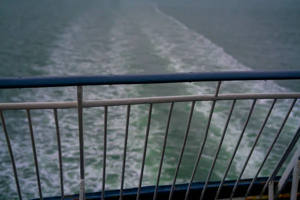 Trilhos Mão Acordar Ferry Passageiros Mar Foto Alta Qualidade — Fotografia de Stock