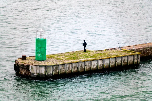 Einsamer Angler Der Auf Einem Steg Meer Steht Hochwertiges Foto — Stockfoto