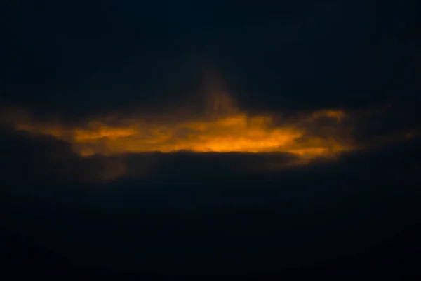 Темный Огненный Туман Заката Ярким Огненным Солнечным Светом Сияющим Сквозь — стоковое фото