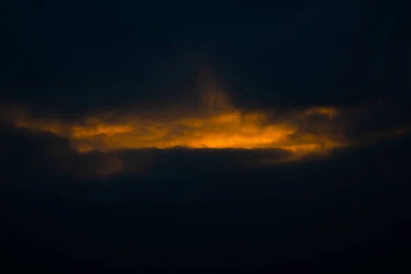 Oscura Niebla Ardiente Del Atardecer Con Luz Ardiente Brillante Que — Foto de Stock