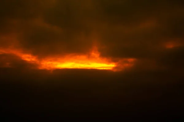 Oscura Niebla Ardiente Del Atardecer Con Luz Ardiente Brillante Que — Foto de Stock