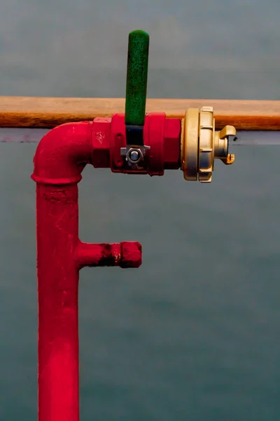 Tubo Idrante Rosso Con Manico Chiudete Foto Alta Qualità — Foto Stock