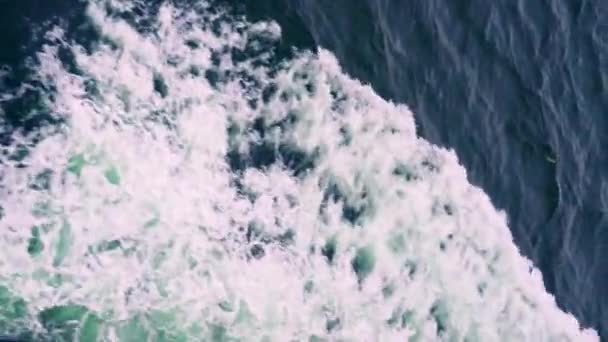 Хвилі Води Розбивають Бік Великого Корабля Пливе Морі — стокове відео