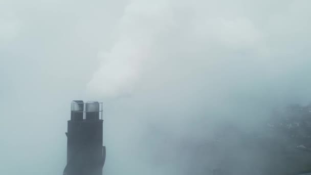 Weißer Rauch Quillt Aus Einem Großen Schornstein Einer Fabrik Luftaufnahmen — Stockvideo