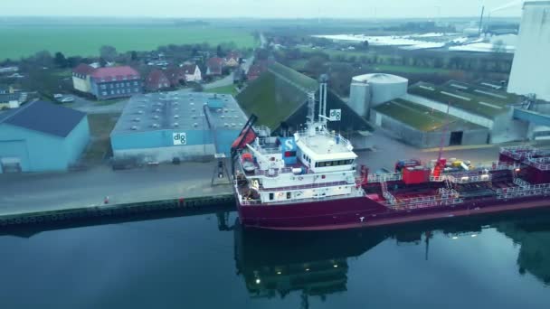 Βυτιοφόρο Πλοίο Αγκυροβολημένο Στο Λιμάνι Κατά Την Εκφόρτωση Αργού Πετρελαίου — Αρχείο Βίντεο