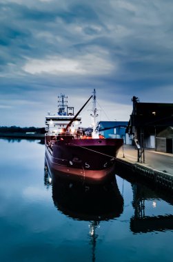Petrol boşaltılırken gemi limana demir attı. Yüksek kalite fotoğraf