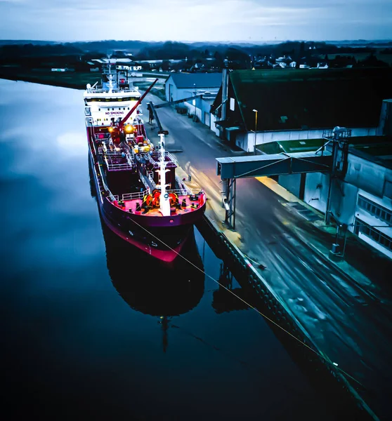 Navio Tanque Atracado Porto Enquanto Descarregava Petróleo Foto Alta Qualidade — Fotografia de Stock