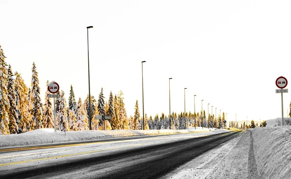 Lodowata Zimowa Droga Biegnąca Przez Pokryty Śniegiem Krajobraz Leśny Tak — Zdjęcie stockowe