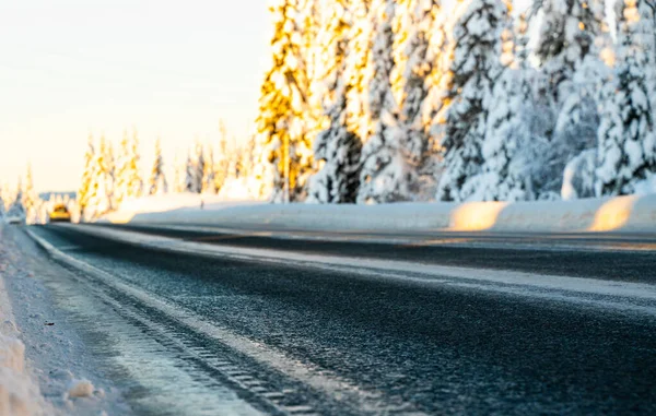 Traffic Icy Road Running Snow Covered Pine Forest Clear Winters — Stock Photo, Image