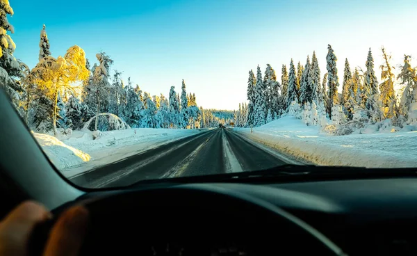 冬の森の中で滑りやすい氷の高速道路に沿って運転 ドライバーの視点 前景ぼやけている 高品質の写真 — ストック写真