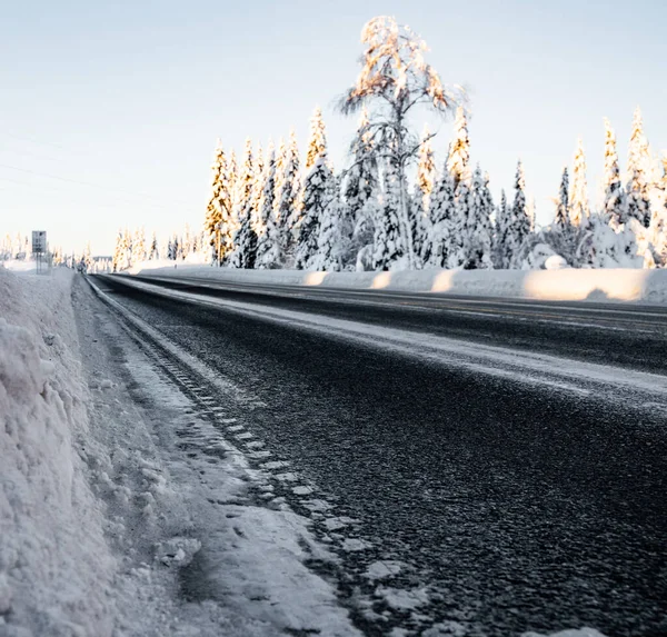 Ijzige Winterweg Met Ruig Donker Asfalt Vervaagde Achtergrond Hoge Kwaliteit — Stockfoto