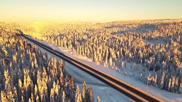 Autostrada Ruchem Drogowym Przez Las Pokryty Śniegiem Górskiej Przełęczy Zimą — Wideo stockowe
