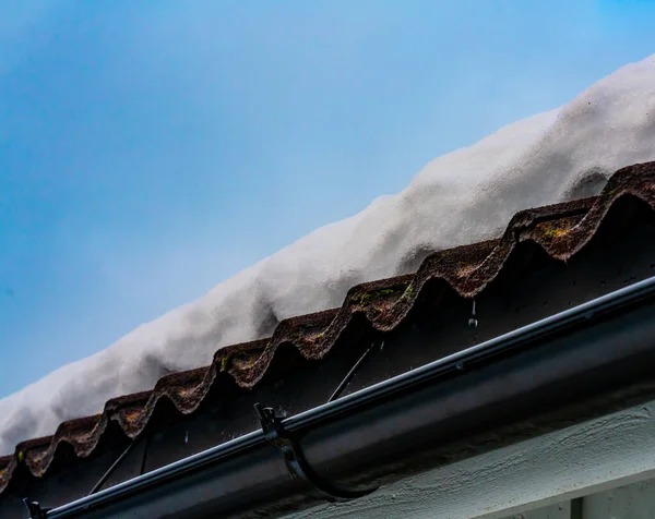 Topniejący Śnieg Dachu Domu Zamknij Drzwi Wysokiej Jakości Zdjęcie — Zdjęcie stockowe