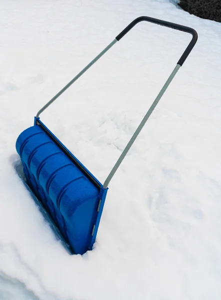 Große Schneeschaufel Sitzt Einem Tiefen Schneehaufen Hochwertiges Foto — Stockfoto