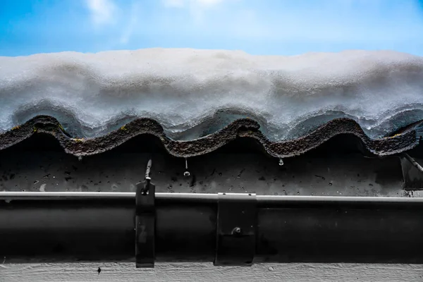 Smältande Snö Taket Till Ett Hus Närbild Högkvalitativt Foto — Stockfoto