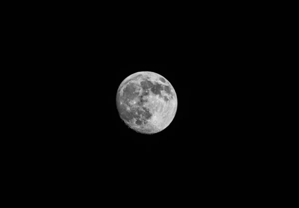 Jasna Pełnia Księżyca Ciemnym Czarnym Niebie Wysokiej Jakości Zdjęcie — Zdjęcie stockowe