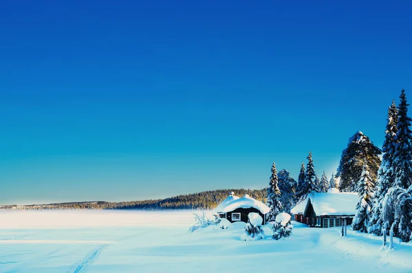 Romantische Hut Bij Een Bevroren Afgelegen Meer Bedekt Met Sneeuw — Stockfoto