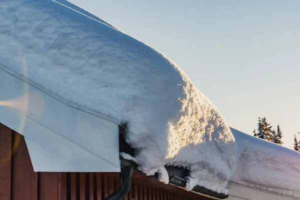 Dikke Laag Zware Sneeuw Drijft Het Dak Van Een Hut — Stockfoto
