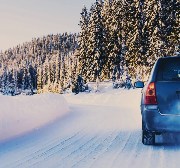 Auto Guida Una Strada Innevata Una Foresta Selvaggia Luminoso Giorno Foto Stock