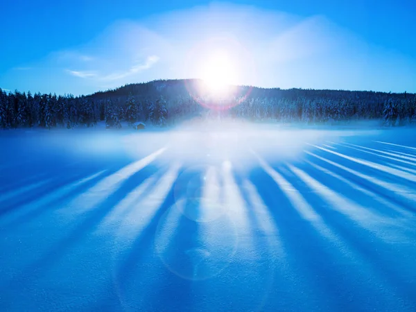 Vackert Vinterlandskap Frusen Sjö Täckt Snö Och Iskall Dimma Vid — Stockfoto