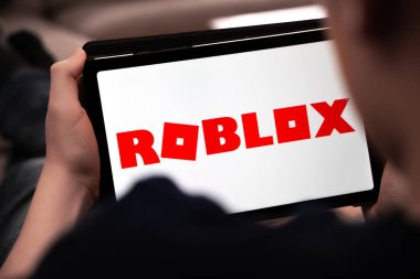 Tablette Roblox oynayan bir çocuk. Yüzeyin derinliği. Yüksek kalite fotoğraf