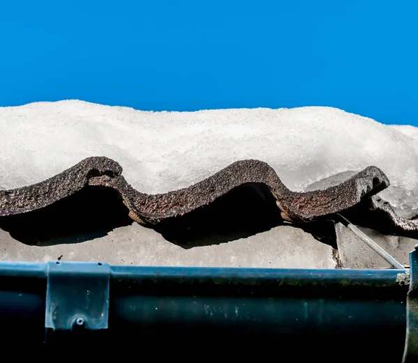 Smältande Snö Taket Till Ett Hus Närbild Högkvalitativt Foto — Stockfoto