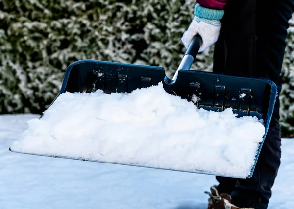 Close Van Een Persoon Die Sneeuw Van Stoep Ruimt Met — Stockfoto