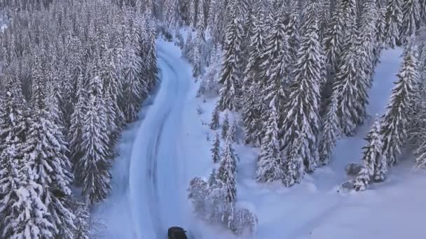 Invierno Conduciendo Por Camino Montaña Cubierto Nieve Vista Aérea Con — Vídeos de Stock