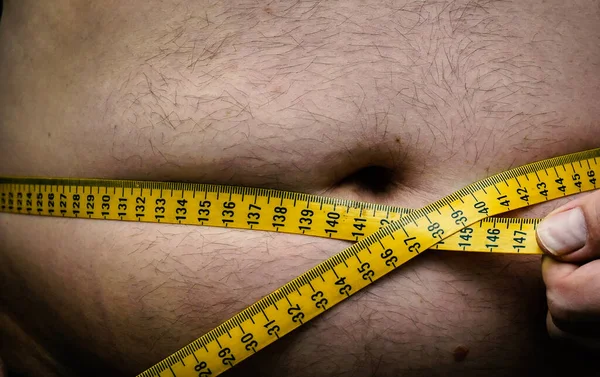 太りすぎの脂肪男性の腹にテープを測定します 閉めろ 高品質の写真 — ストック写真