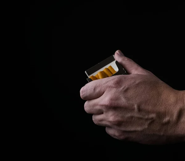 Main Tenant Paquet Cigarettes Offrant Une Fumée Isolé Sur Fond — Photo