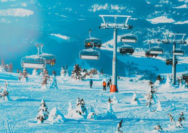 Sandalye kaldıran insanların olduğu bir kayak merkezinin panoramik görüntüsü.