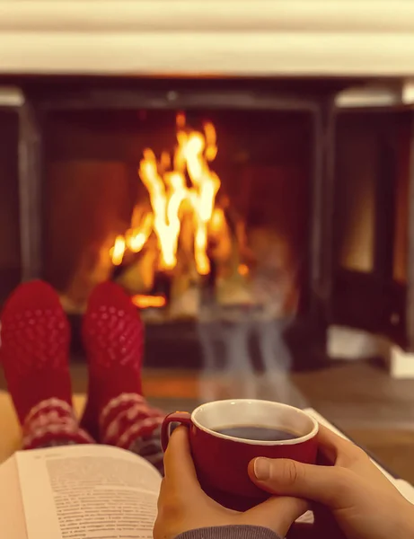 Persona Descansando Frente Chimenea Con Una Taza Café Caliente Humeante Imágenes De Stock Sin Royalties Gratis